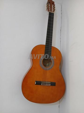 Guitare à vendre, presque neuve