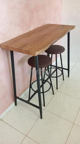 Une table avec deux chaises - 2