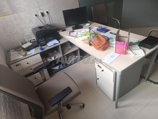 Bureau avec 3 chaises en très bon état - 2