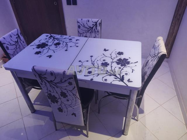 Table de salle à manger en verre avec chaises - 2
