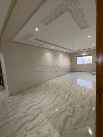 شقة للبيع في مجمع سكني مغلق وآمن بالقرب من طريق الرباط