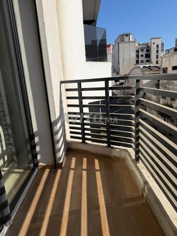 Studio 2 façades ensoleillé à louer à Casablanca