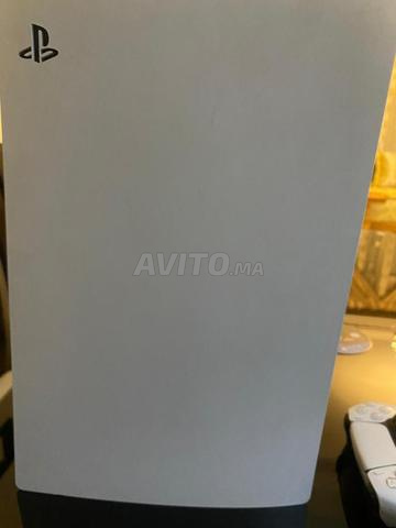 PS5 avec une manette - 2