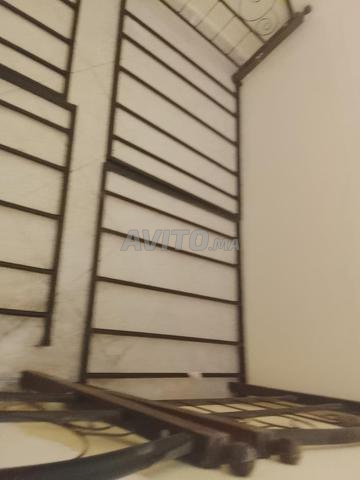 سرير غرفة نوم مع كرسيين جانبيين وسريرين - 2