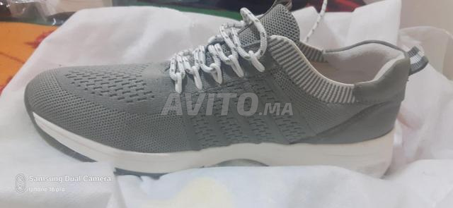 Chaussures de sport grises pour hommes (et femmes), portées une fois