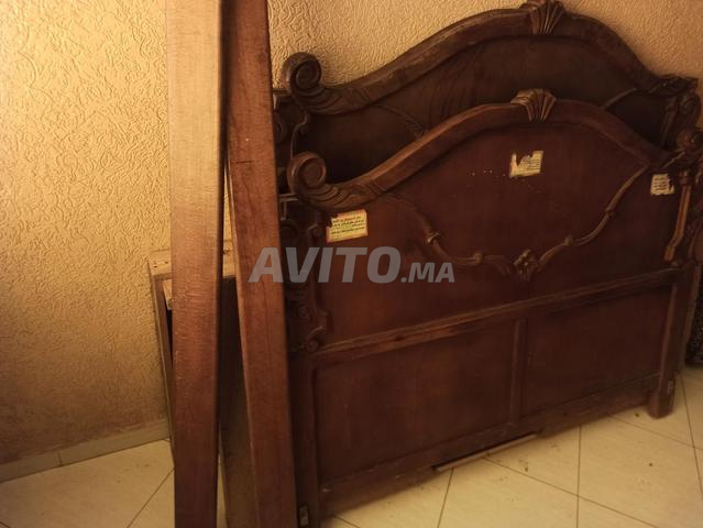 Chambre à coucher et 2 coiffeuses d'occasion sans armoire bois Rouge