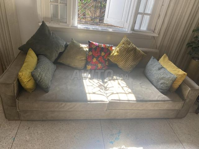 أريكة مريحة بحالة جيدة