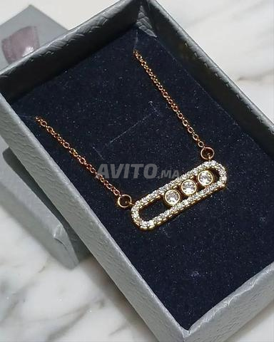Collier doré élégant en acier inoxydable.