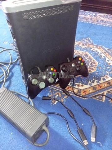 Xbox 360 Slim fonctionne bien avec deux manettes - 2