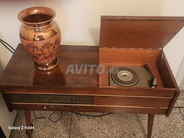 أثاث راديو قديم مع مشغل أسطوانات خشبي - 2