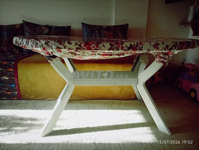 Table à manger en plastique à vendre - 2