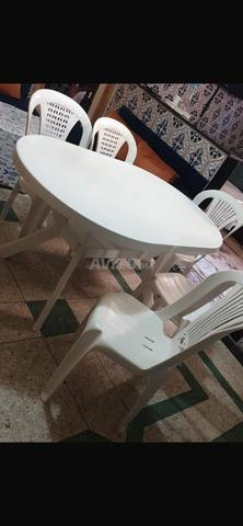 Table en plastique avec 5 chaises
