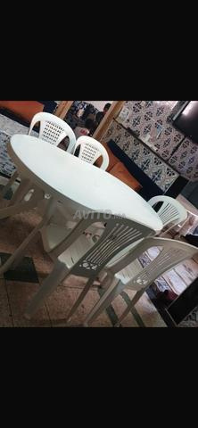 Table en plastique avec 5 chaises - 2