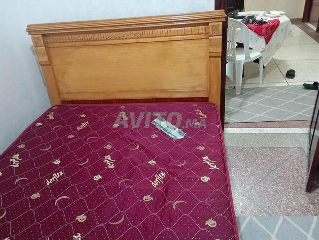 Lit, matelas et coiffeuses à vendre