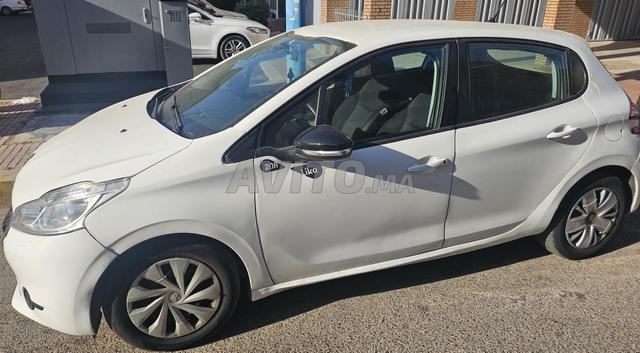 Peugeot 208. diesel. blanche. bon état général. - 2