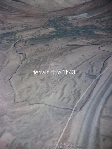 أرض مسجلة على الطريق المعبد للبيع