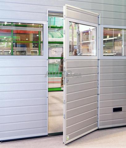 Porte sectionnelle lisse avec portillon intégré