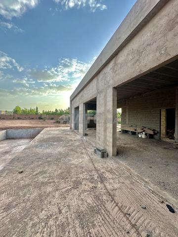Villa 3000 m² autorisée semi finie & puits privé - 2