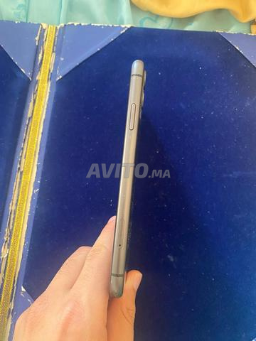 iPhone 11 excellent état, batterie 75% - 2