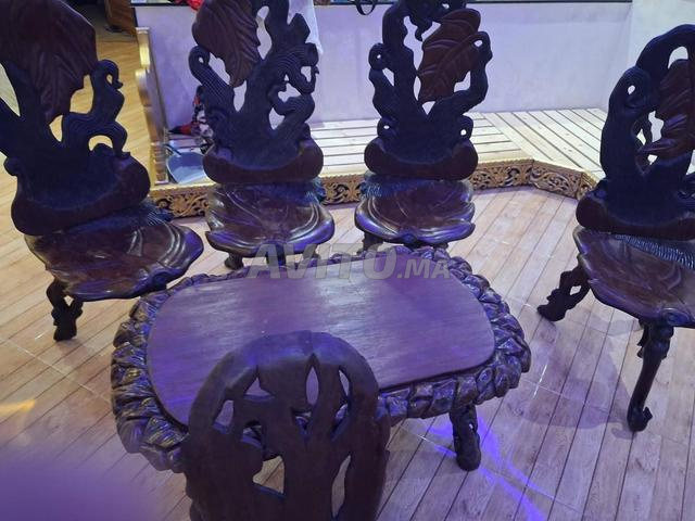 طاولة بـ 6 كراسي كبيرة و 4 كراسي صغيرة من الخشب الحر
