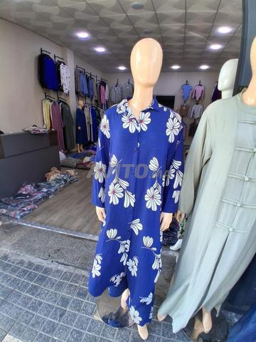 Ensemble élégant, disponible en deux couleurs et deux tailles.
