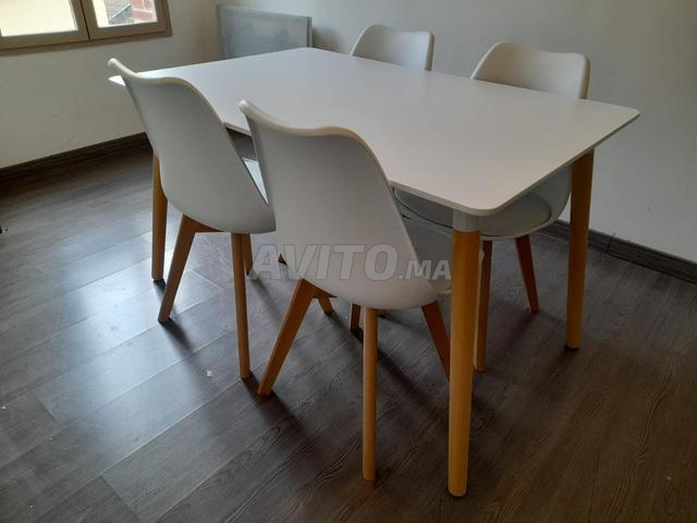 Table scandinave 4 chaises