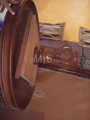 طاولة بنية وأربعة كراسي قادمة من إيطاليا - 2