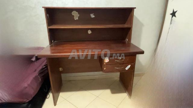 مكتب كبير خشبي بأدراج ورفوف
