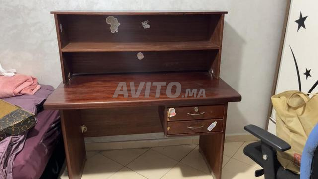 مكتب كبير خشبي بأدراج ورفوف - 2