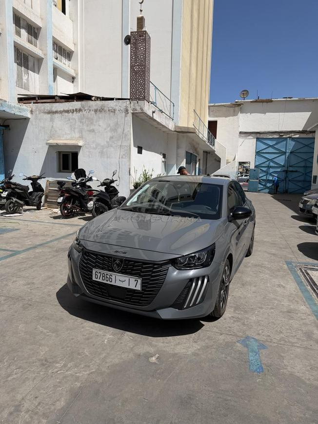 Peugeot 208 hybride automatiqueseulement 13000 KM 