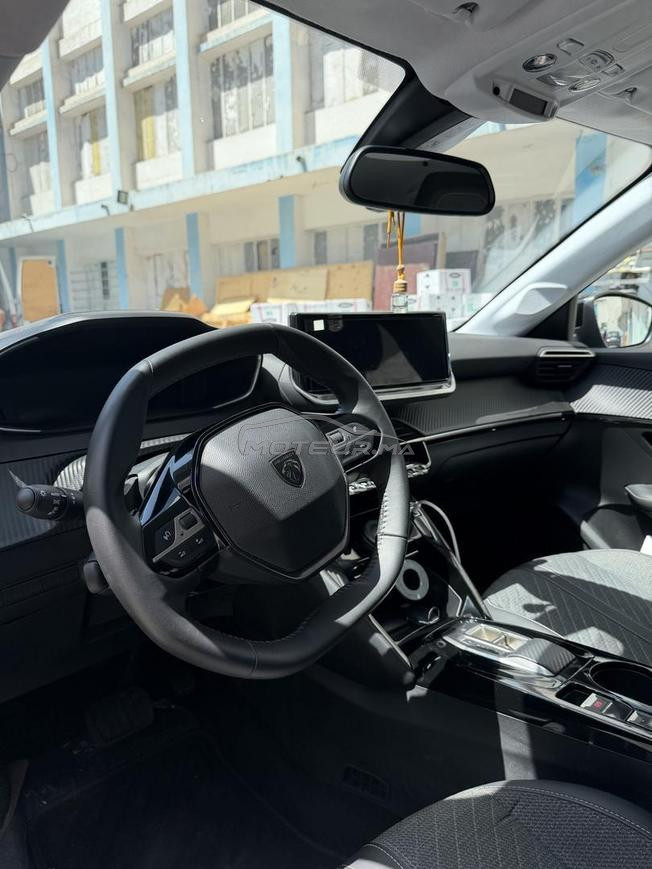 Peugeot 208 hybride automatiqueseulement 13000 KM 