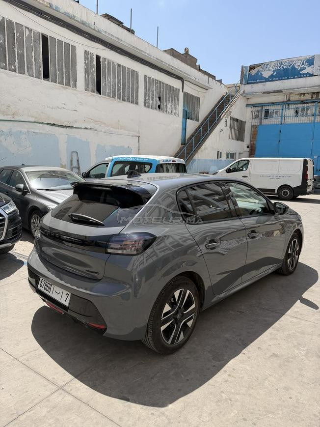 Peugeot 208 hybride automatiqueseulement 13000 KM 