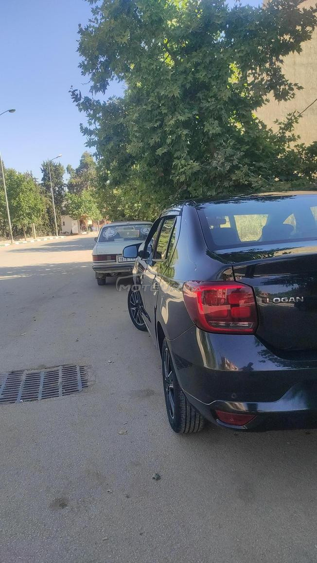 سياره من نوع داسيا لوغان