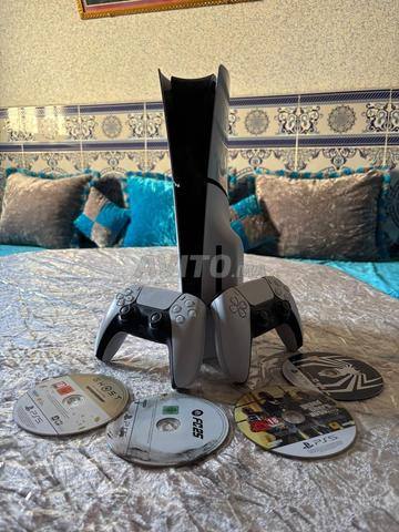 PS5 Slim Standard avec 2 manettes et 6 jeux