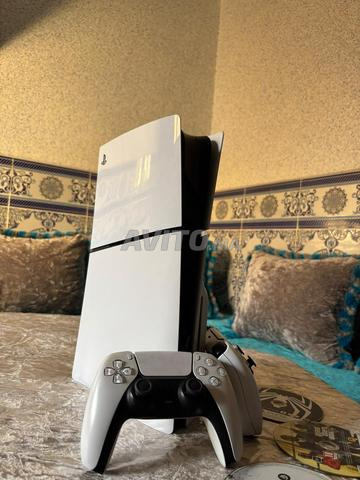 PS5 Slim Standard avec 2 manettes et 6 jeux - 2