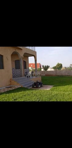 فيلا ومساحات محاطة بسور وبها بئر - 2