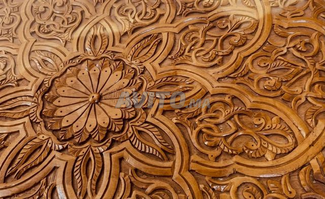 Table en bois sculpté style traditionnel - 2
