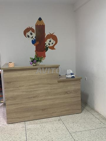 Bureau d'accueil en bois en bon état - 2