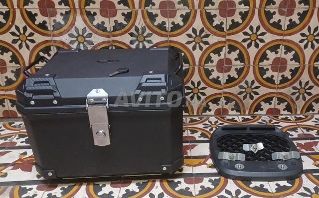 Nouveau top case moto, jamais utilisé, sans rayures ni fissures