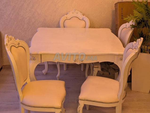 طاولة و 4 كراسي.
