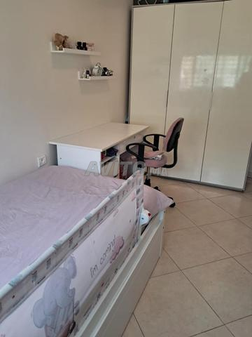Ensemble lits, tiroirs de rangement et placard - 2