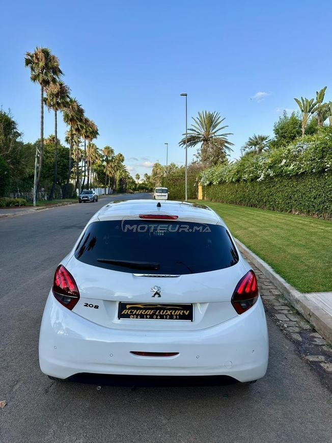 Peugeot 208 white edition 