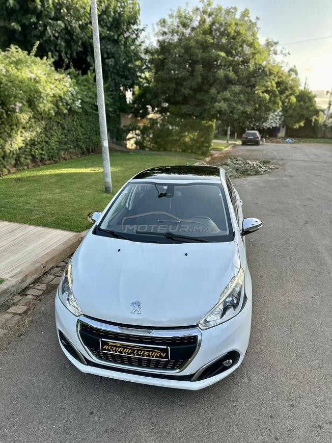 Peugeot 208 white edition 