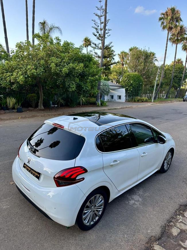 Peugeot 208 white edition 