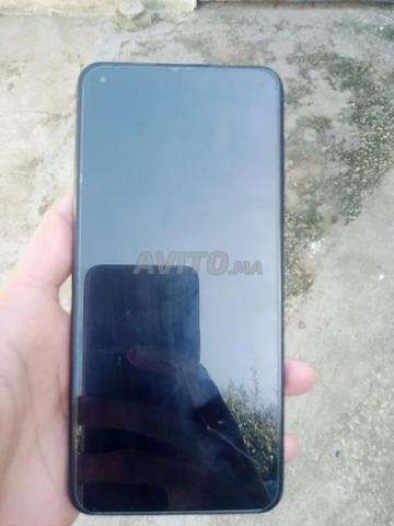 Téléphone encore propre avec une fissure sur l'incassable.