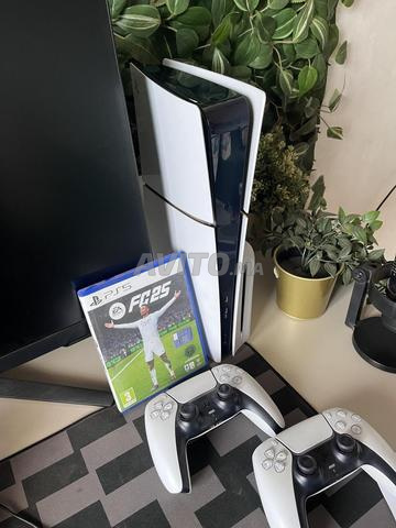 PS5 slim, 2 manettes plus Fc25 - 2