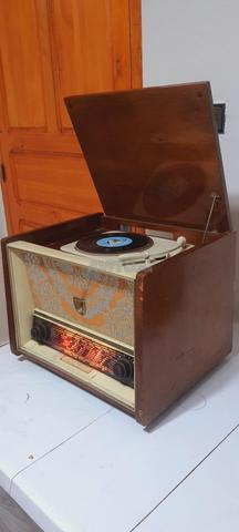 Radio tourne-disque luxueuse marque PHILIPPE fabriquée en 1956 fonctionnelle - 2