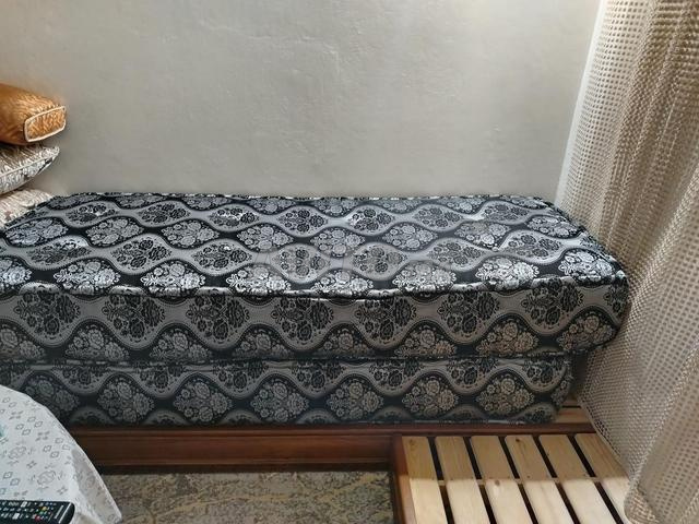 3 banquettes de rangement 2 mètres chacune en bon état - 2