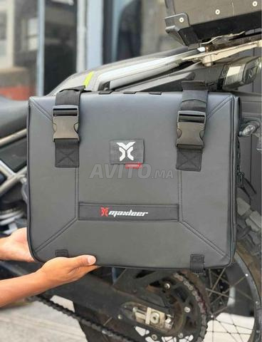 Sacs latéraux noirs Maxleer pour moto