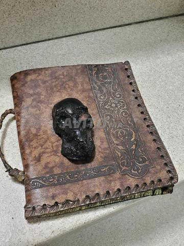 كتاب قديم مرفق بالزخرفة الحمراء - 2